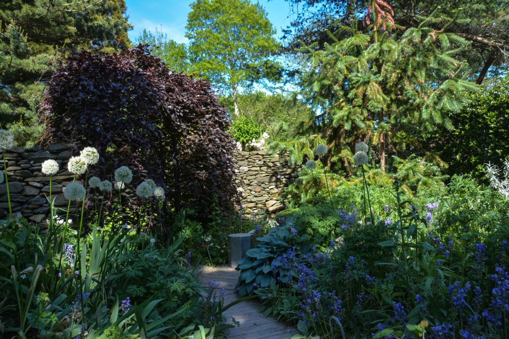 Sakonnet Garden. Little Compton, RI Designed and Maintained by John Gwynne and Mikel Folcarelli Photographic tour from Thinkingoutsidetheboxwood.com