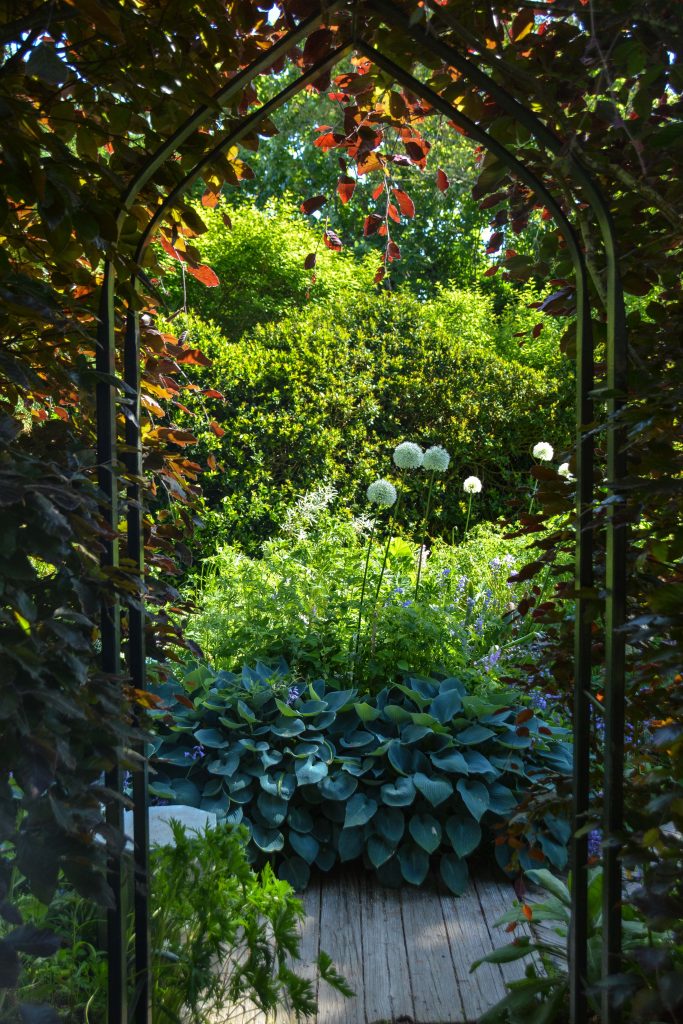 Sakonnet Garden. Little Compton, RI Designed and Maintained by John Gwynne and Mikel Folcarelli Photographic tour from Thinkingoutsidetheboxwood.com