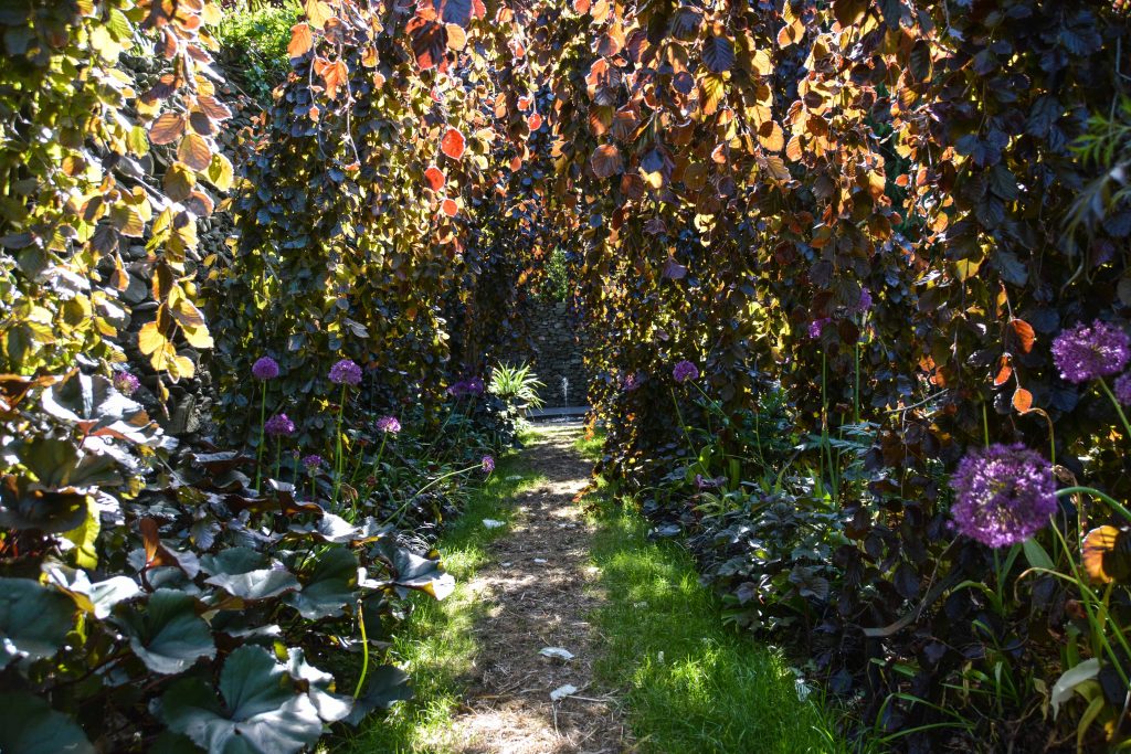 Sakonnet Garden. Little Compton, RI Designed and Maintained by John Gwynne and Mikel Folcarelli Photographic tour from Thinkingoutsidetheboxwood.com