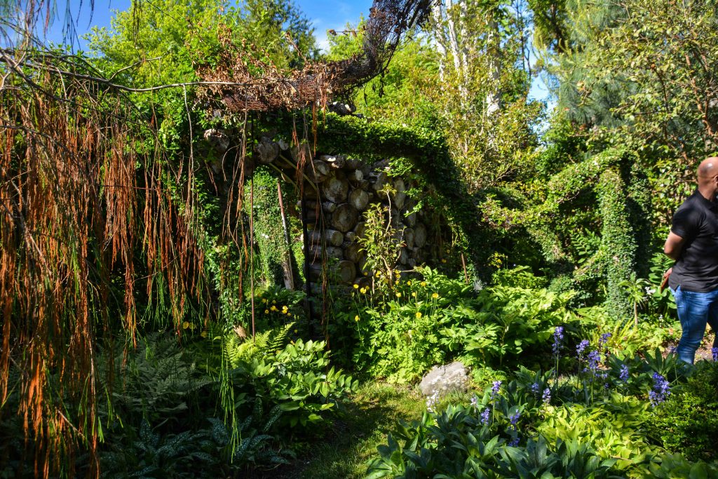 Sakonnet Garden. Little Compton, RI Designed and Maintained by John Gwynne and Mikel Folcarelli Photographic tour from Thinkingoutsidetheboxwood.com