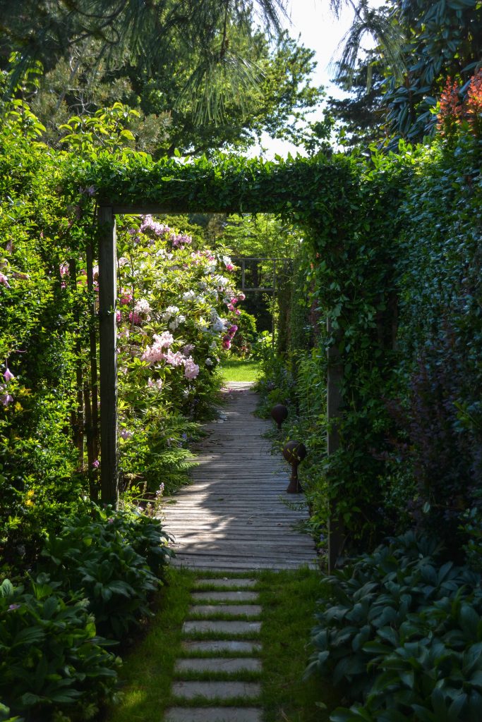 Sakonnet Garden. Little Compton, RI Designed and Maintained by John Gwynne and Mikel Folcarelli Photographic tour from Thinkingoutsidetheboxwood.com