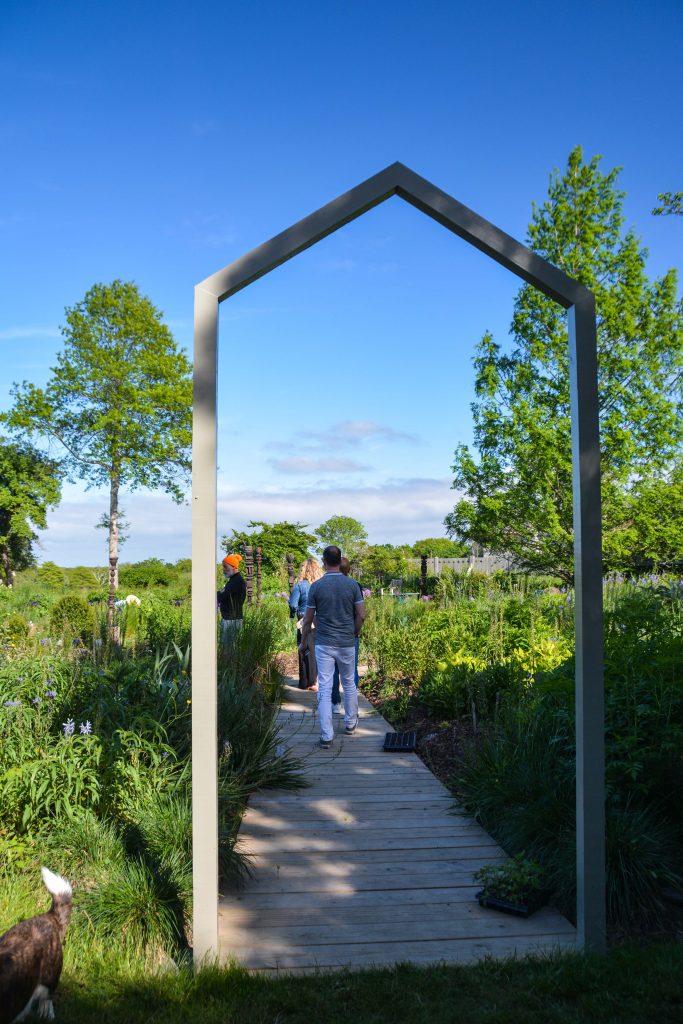 Sakonnet Garden. Little Compton, RI Designed and Maintained by John Gwynne and Mikel Folcarelli Photographic tour from Thinkingoutsidetheboxwood.com