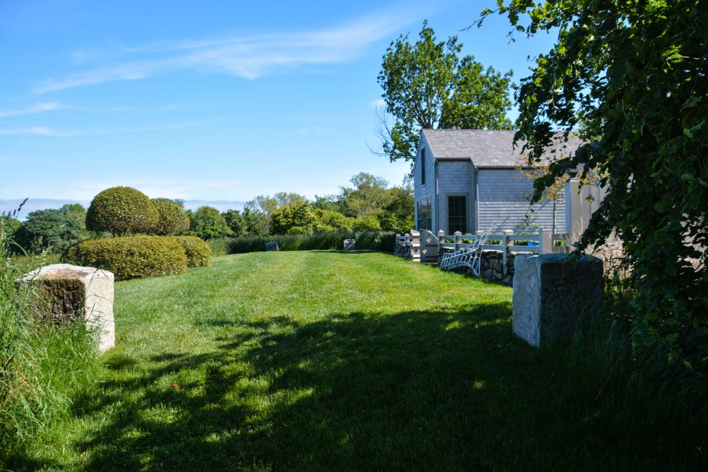 Sakonnet Garden. Little Compton, RI Designed and Maintained by John Gwynne and Mikel Folcarelli Photographic tour from Thinkingoutsidetheboxwood.com