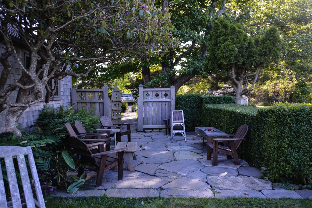 Sakonnet Garden. Little Compton, RI Designed and Maintained by John Gwynne and Mikel Folcarelli Photographic tour from Thinkingoutsidetheboxwood.com