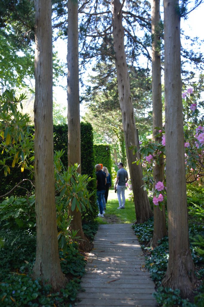 Sakonnet Garden. Little Compton, RI Designed and Maintained by John Gwynne and Mikel Folcarelli Photographic tour from Thinkingoutsidetheboxwood.com