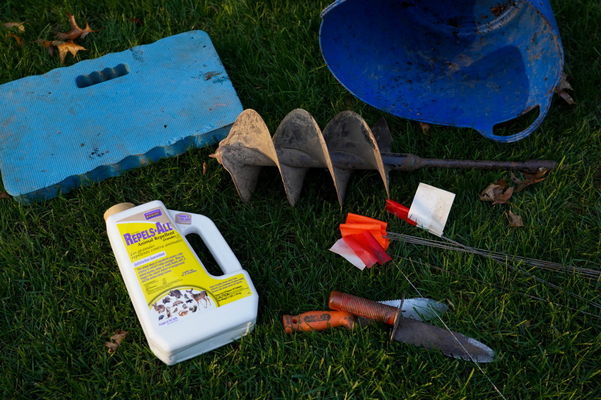 List of the must have tools for planting flower bulbs in the fall. Augur soil knife, knee pad, trugs, flags - Thinking Outside the Boxwood